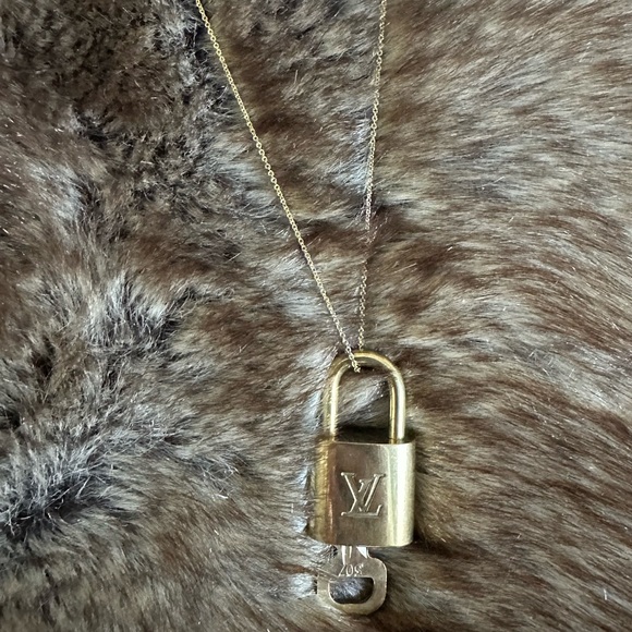 LOUIS VUITTON | #302 #303 #315 #323 lock and key | shiny and classic | - Picture 3 of 14